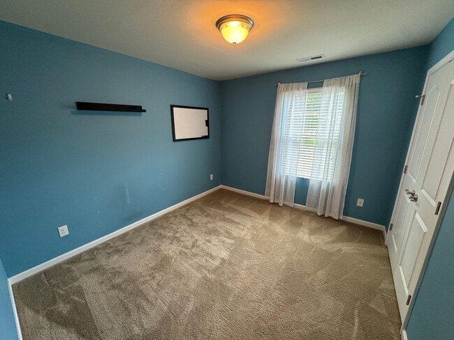 Building Photo - Bright & Spacious End Unit in Thompson Ridge