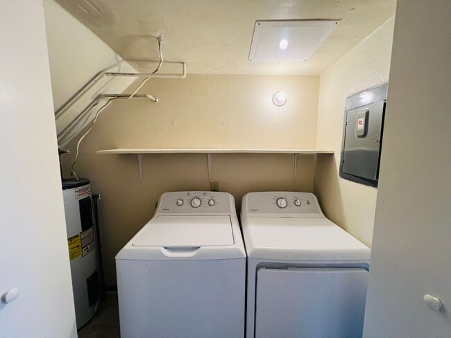 Building Photo - 2 Bedroom, 1.5 Bath Townhouse