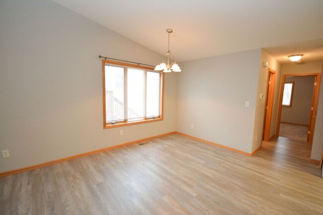 Building Photo - Twin home with walk-out basement & great updates!