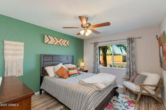 Building Photo - 3009 E Dahlia Dr