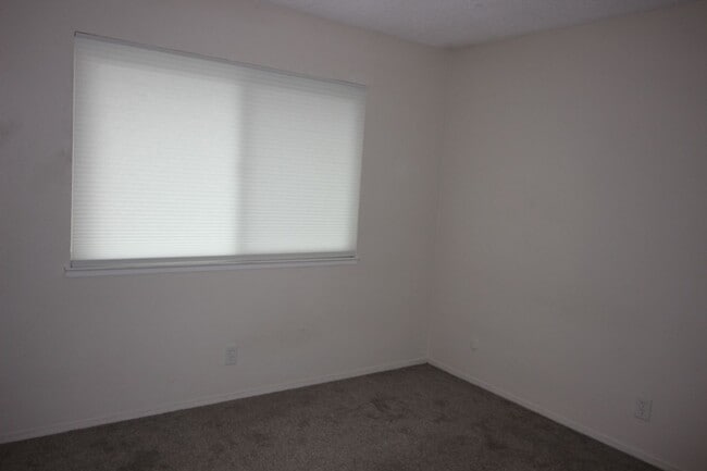 Building Photo - 2 Bedroom Condo For Rent