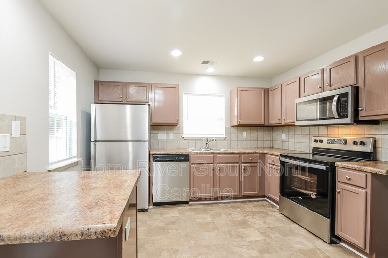 Building Photo - 3140 Kensington Pl