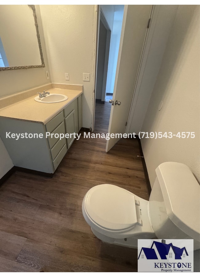 Building Photo - $550 Off Move In Special! Fresh Paint/New ...