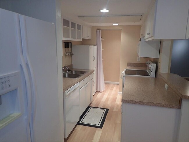 Building Photo - 2 Bedroom 2 Bath Condo in Uptown near Katy...