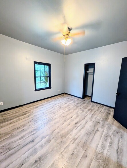 Building Photo - 1008 W 52nd St