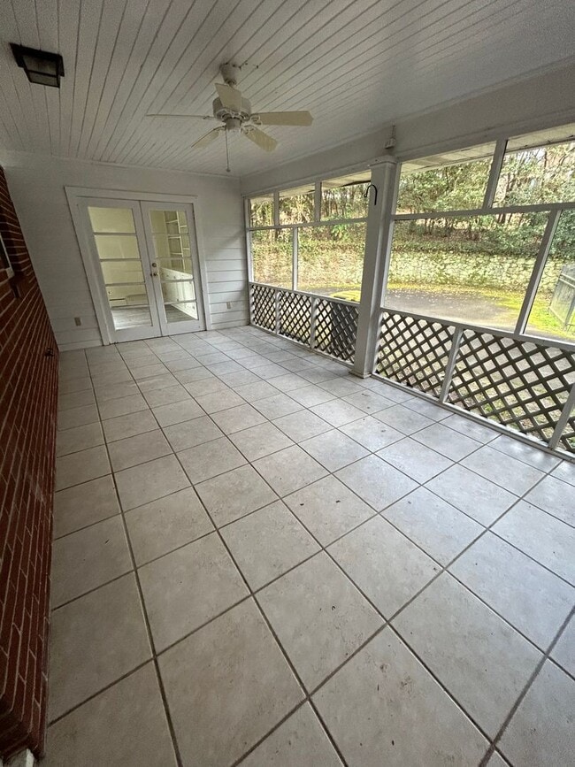 Building Photo - Charming 3/2 House in College Heights- $2,250