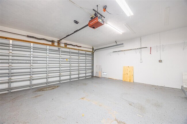 Building Photo - 2531 NE 47th St