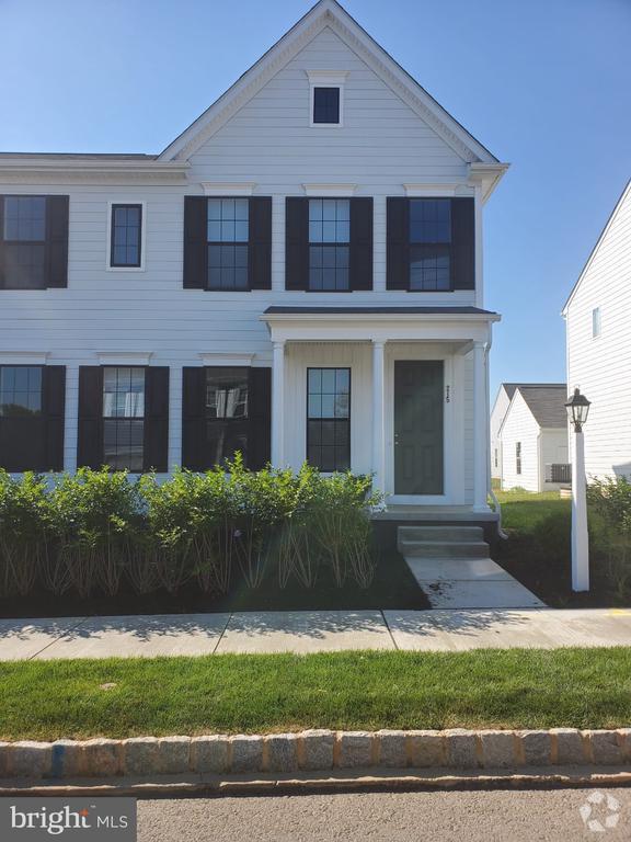 Building Photo - 215 Hoke Farm Way
