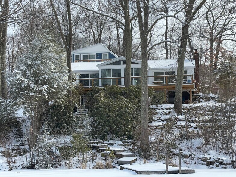 Building Photo - 3 Lakeside Dr