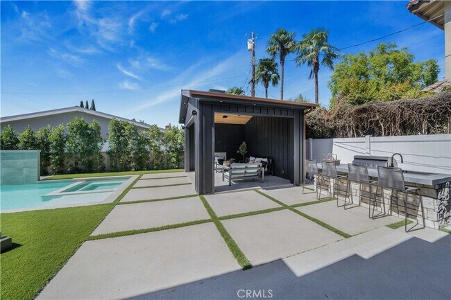 Building Photo - 13463 Chandler Blvd