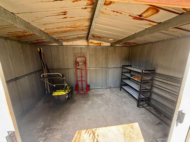 Building Photo - Updated 2-Bedroom Duplex in the Heart of C...