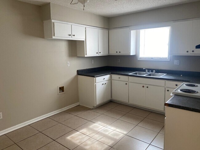 Building Photo - 721 Elizabeth Dr