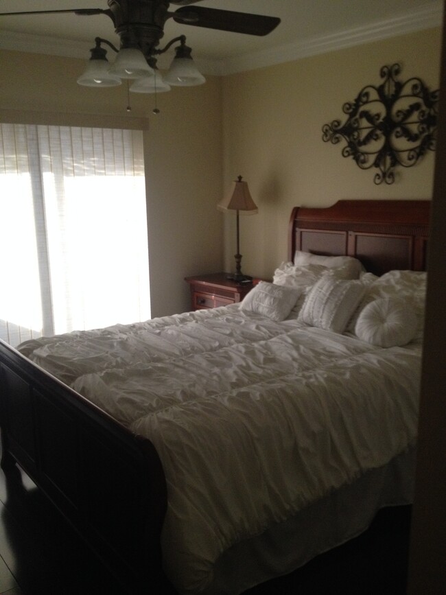 2nd bedroom with queen bed set - 135 Deer Creek Blvd