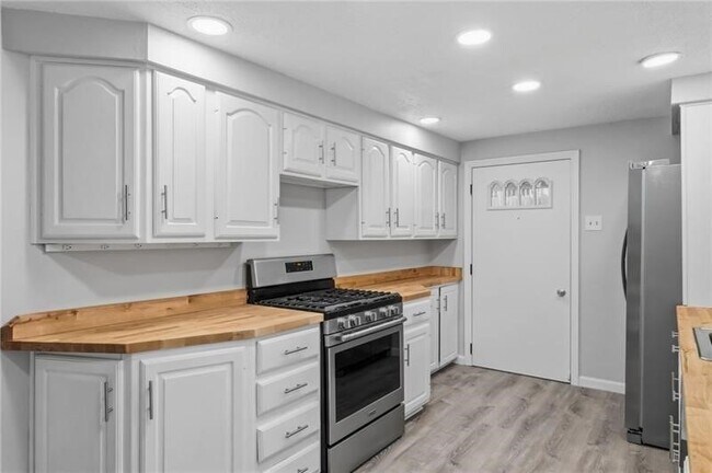 Building Photo - 228 Sylvan Walk