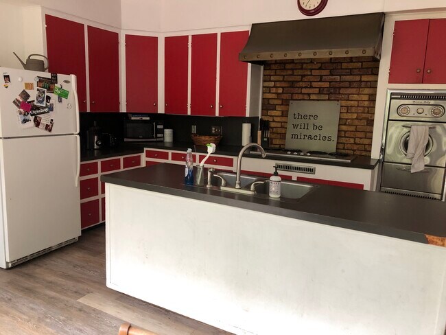 Building Photo - 130 College Ave NE