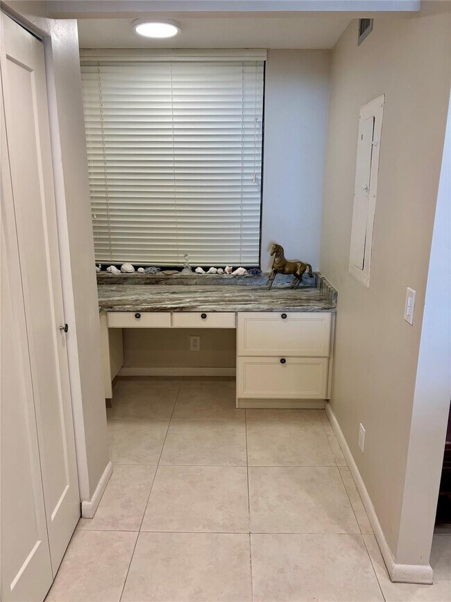 Building Photo - 9650 S Ocean Dr