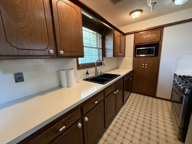 Building Photo - 2208 Timbercrest Dr
