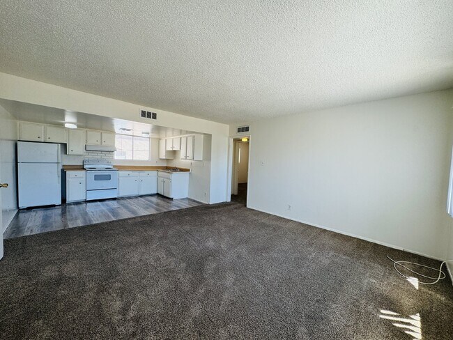 Building Photo - Conveniently Located Downstairs 2 bed, 1 b...