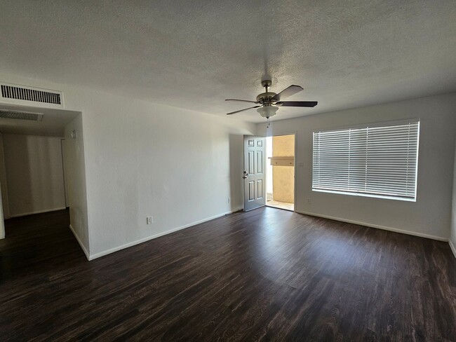 Building Photo - 3 bedroom 2 bath - North Phx home - single...