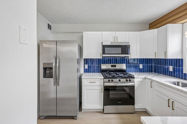 Building Photo - Bright and Gorgeous - Updated 3BR/2BA Townhome!