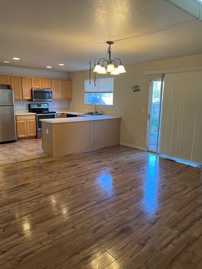 Building Photo - Spacious 3 bedroom 3 1/2 Bath