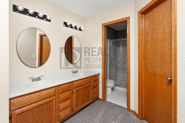 Building Photo - 8912 Highland Oaks Dr
