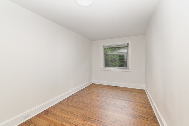 Building Photo - 257 Broad Dr SW