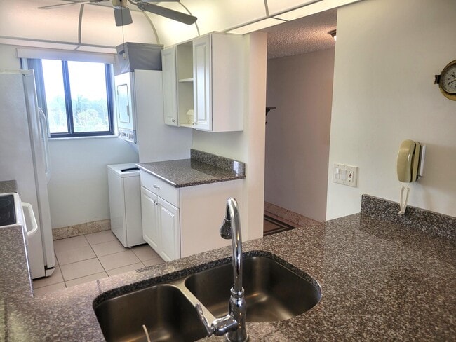 Building Photo - 10152 S Ocean Dr