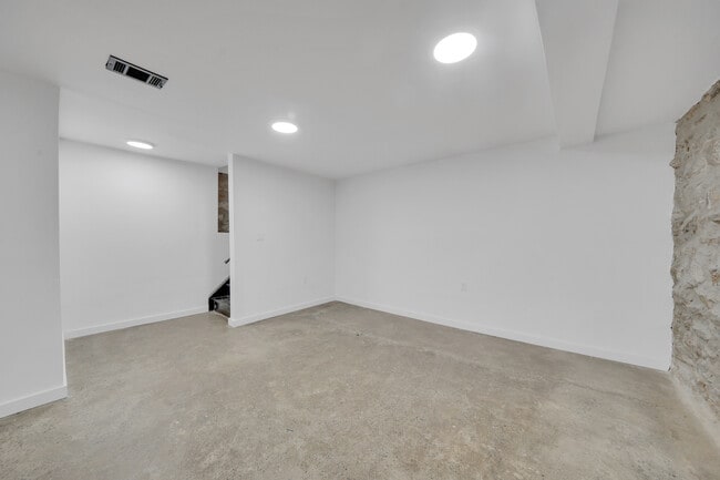 Building Photo - 1106 Halsey St
