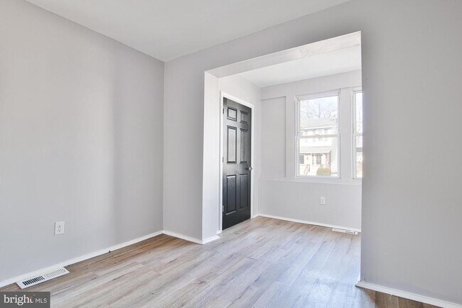 Building Photo - 217 Parkinson Ave