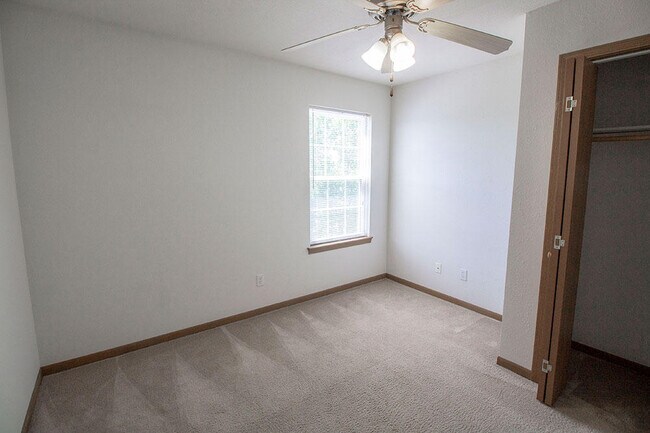 Building Photo - 5000 Derby Ridge Dr