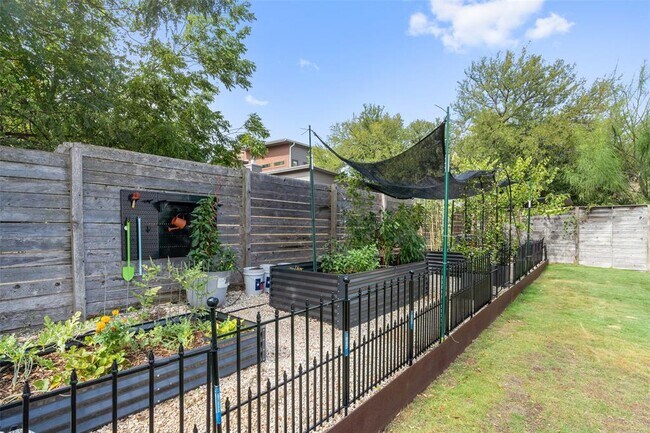 Building Photo - 2917 E 13th St