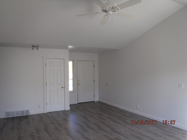 Building Photo - Centrally Located and Updated 3BD 2BA