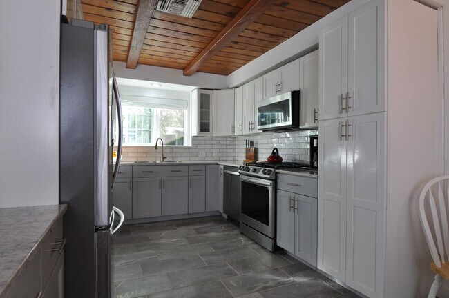 Building Photo - 4 Bedroom Pool Home for Rent in Woodland H...