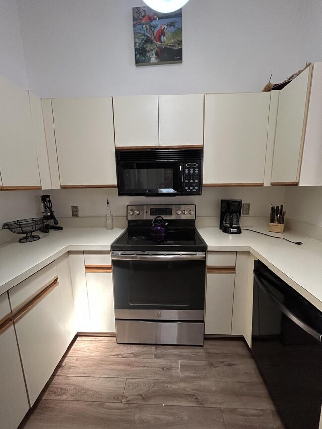 Building Photo - 1593 Hawthorne Pl