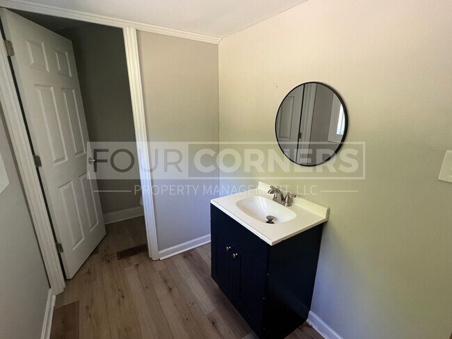 Building Photo - Beautiful 5 Bedroom 2.5 Bath House