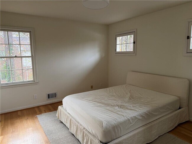 Building Photo - 2850 Cravey Dr NE