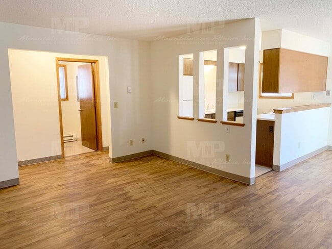 Building Photo - 533 Strachan Dr