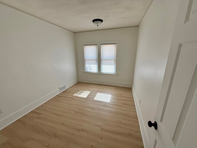 Building Photo - 146 Bondie St