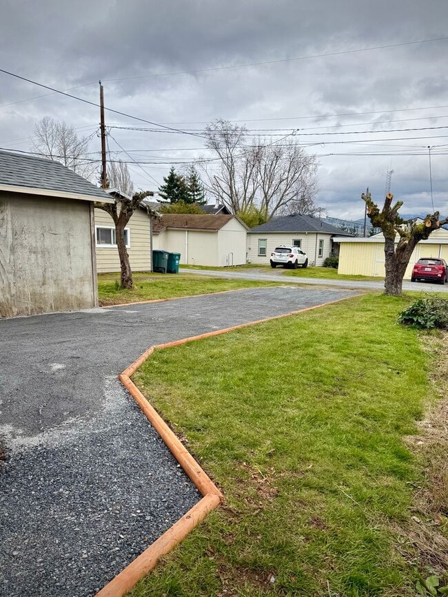 Building Photo - Live in Sunny Land! Updated 2 Bedroom with Great Amenities Available NOW!