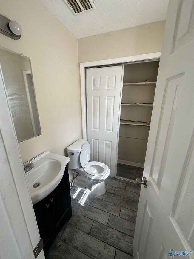Building Photo - 120 Draper Dr