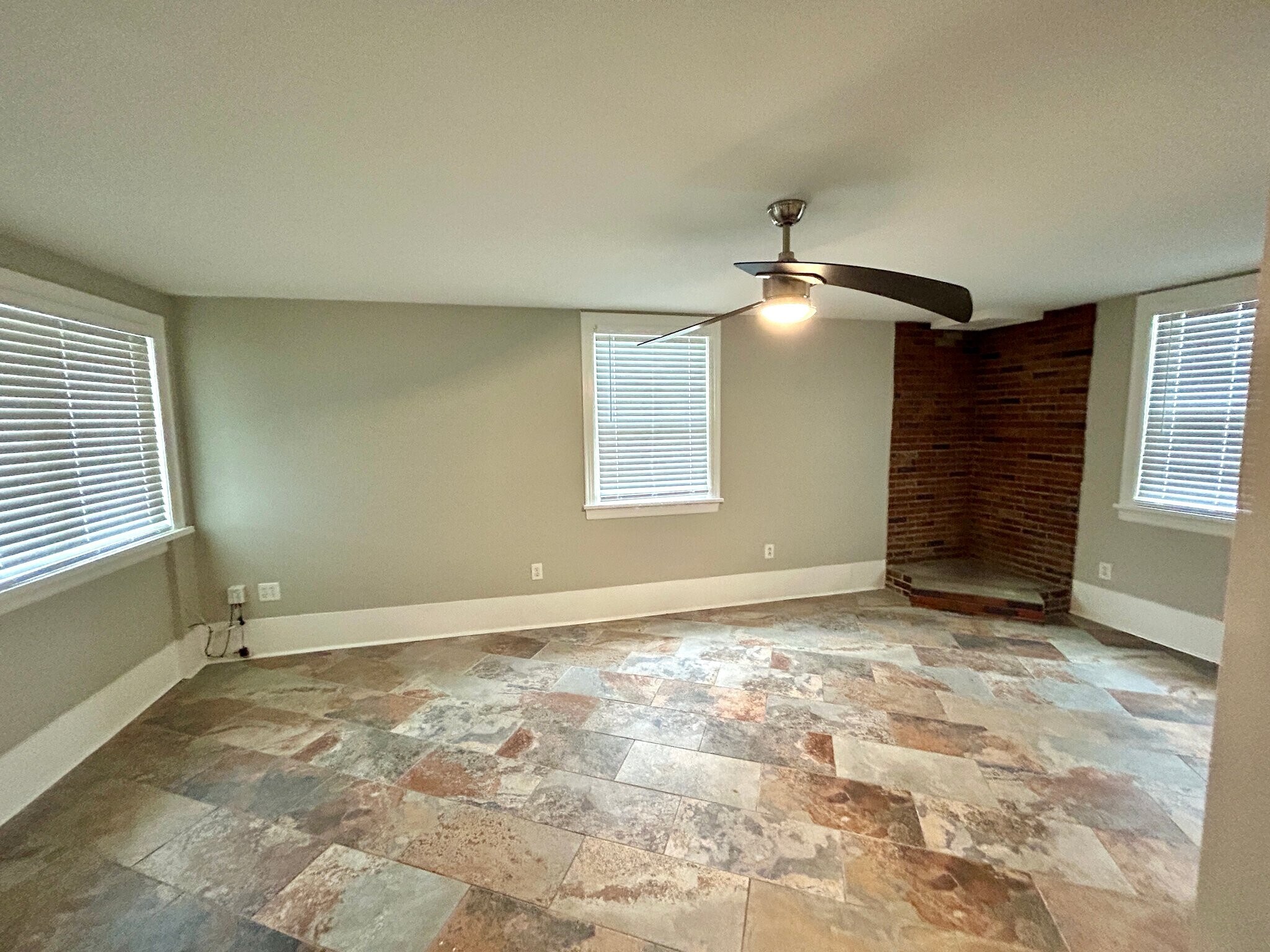 Building Photo - 247 Graeme Dr