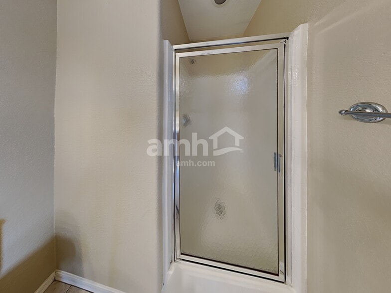 Building Photo - 9050 E Glenmont Dr