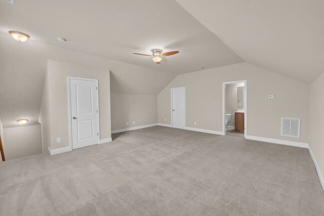 Building Photo - 4 Bedroom Home with 2 Car Garage & Fenced Yard!