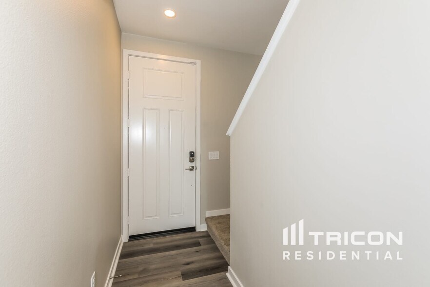 Building Photo - 31589 Dwight Dr