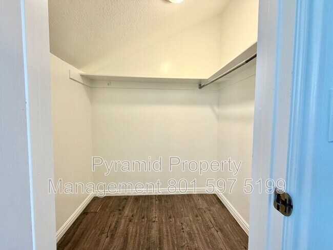 Building Photo - 1099 Shepard Ln
