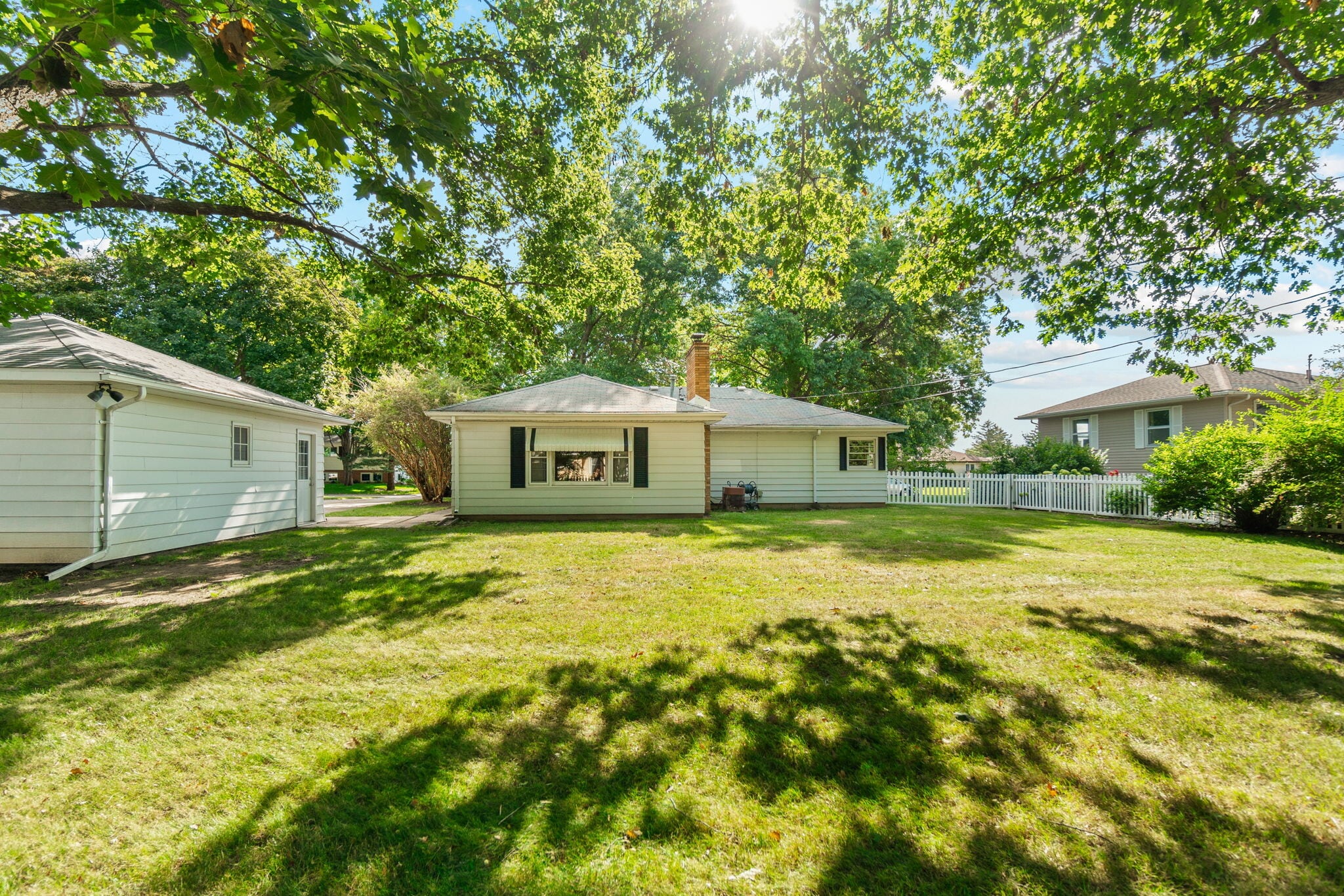 Building Photo - 1238 S Hill Dr