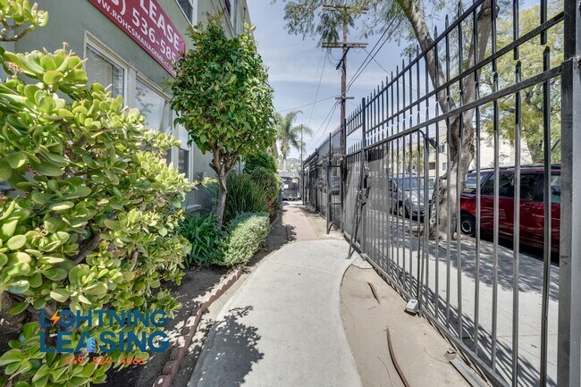 Building Photo - 1625 Normandie-15D