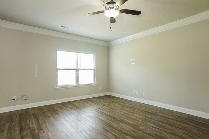 Building Photo - 167 Almond Dr