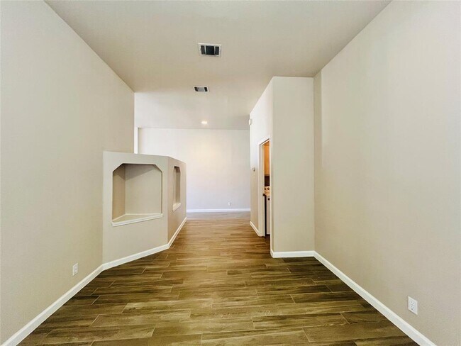 Building Photo - 8512 Hillrock Dr